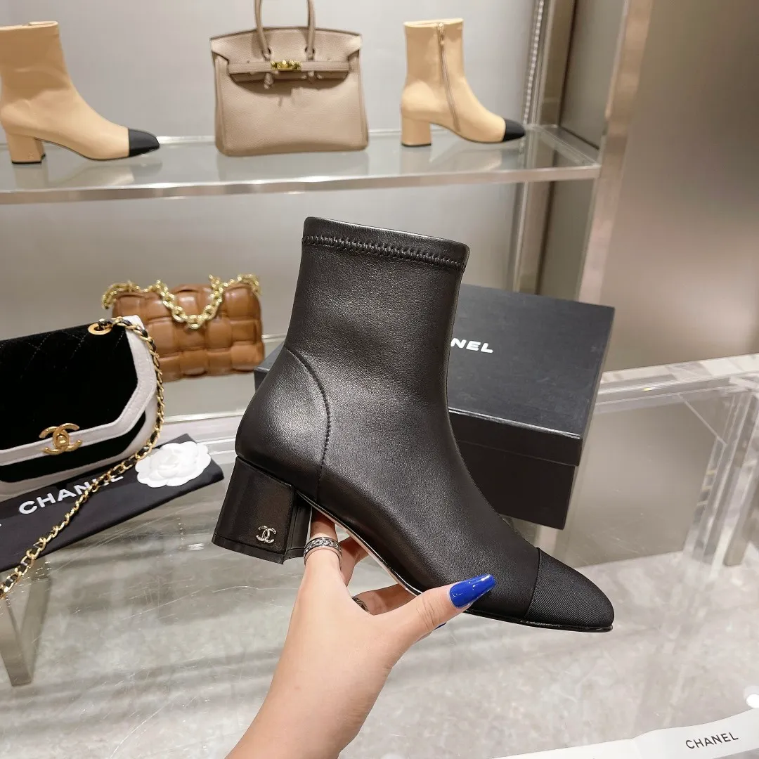 👟👟Ex-factory price 640👟👟 🍀Chanel Chanel Xiaoxiang Wannian classic stitching thick heel short boots. 🔻Interpretation of elegant little fragrance〰️Super textured style, low-key but not simple, elegant and noble, especially the small double CLOGO embellishment on the heel, and the simple splicing of different materials on the toe casually reveal elegance and sophistication. It feels like walking on the ground without tiring your feet at all👌🏻. 👟👟👟👟The upper is made of imported Italian lambskin🐑, the lining is lambskin, and the Italian cow leather outsole. Heel height: 5cm. size: 35-39 (34, 40 can be customized)